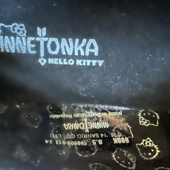 Minnetonka x Sanrio Hello Kitty Black Suede Fringe Moccasins w Bow Size 8.5 NWB! - Picture 9 of 10